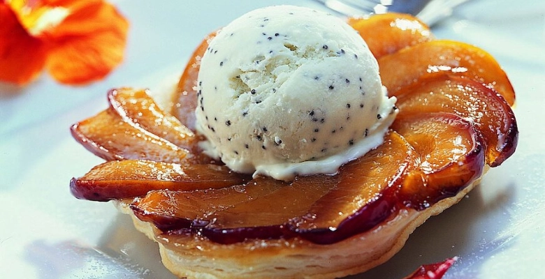 Bio-Nektarinen-Tatins mit Mohnglace