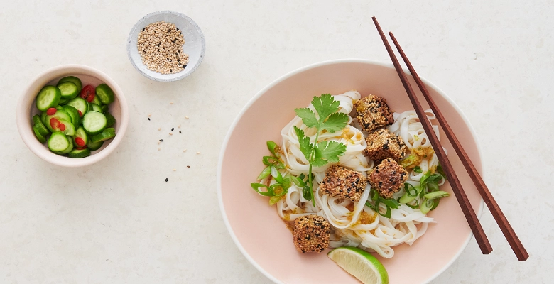 Knuspriger Bio-Tofu mit Limetten-Ingwer-Nudeln