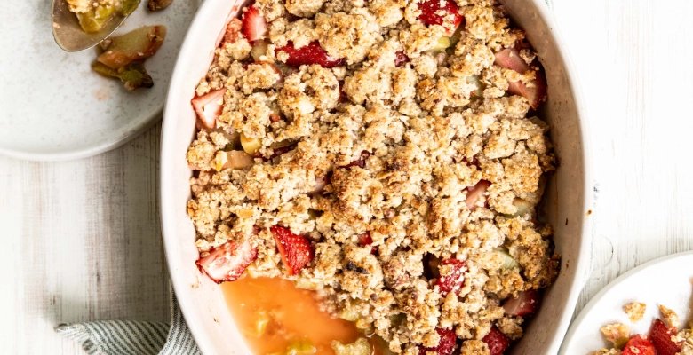 Rhabarber-Erdbeer-Crumble mit Vanilleglace