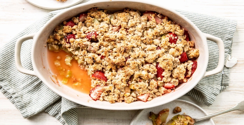 Rhabarber-Erdbeer-Crumble mit Vanilleglace