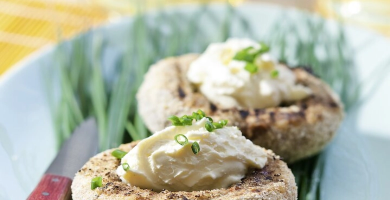 Panierte Bio-Riesenchampignons mit Frischkäse