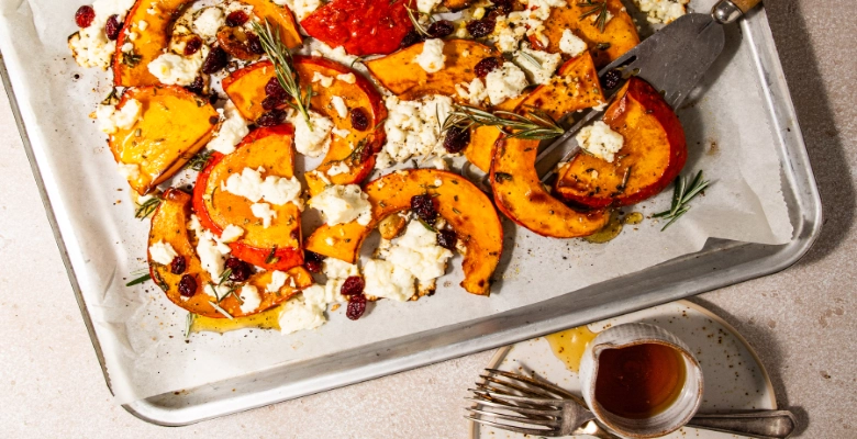 Bio-Ofenkürbis mit Feta, Cranberrys und Honig