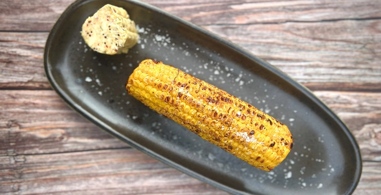 Grillierter Mais mit Limetten-Paprika-Butter und Cotija-Crème