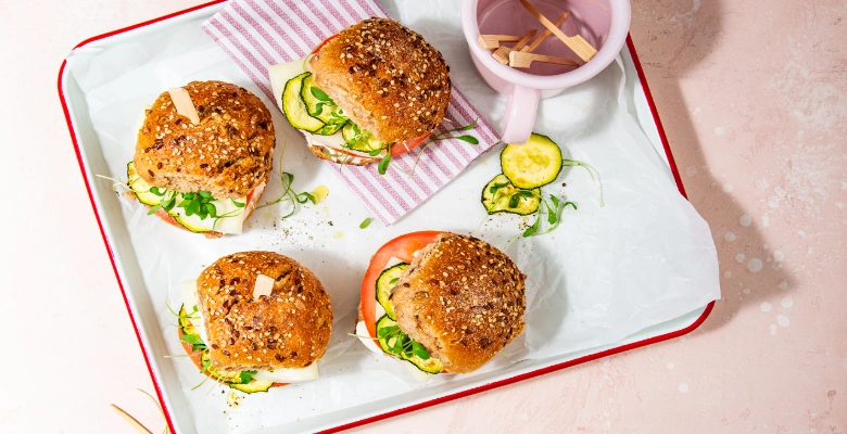 Vollkorn-Sandwich mit Zucchetti und Käse