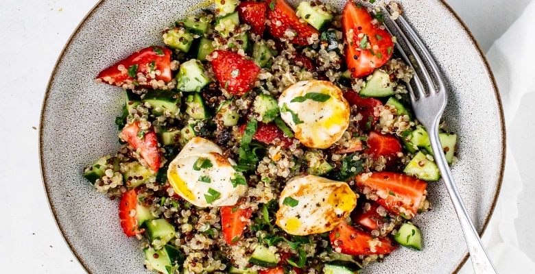 Quinoa-Salat mit Erdbeeren