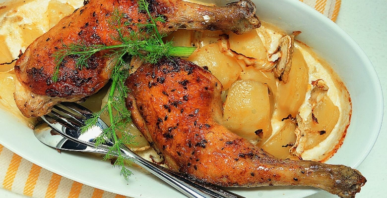 Würzige Bio-Pouletschenkel mit Fenchel-Kartoffel-Gratin