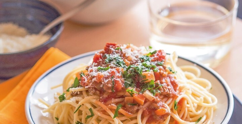 Bio-Spaghetti mit Gemüse-Hackfleisch-Sugo