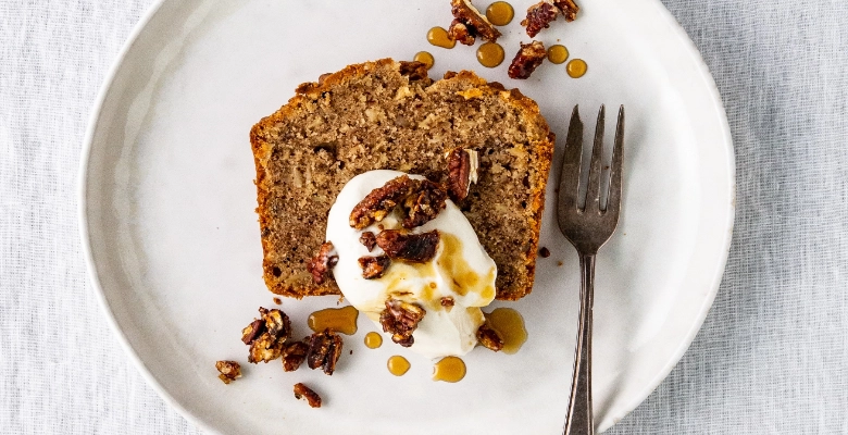  Bio-Pastinaken-Kuchen mit Crème und Nuss-Topping