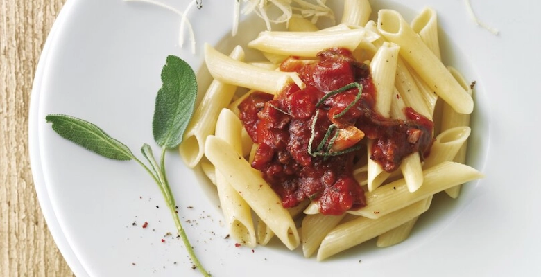 Bio-Penne mit Speck-Salbei-Sauce