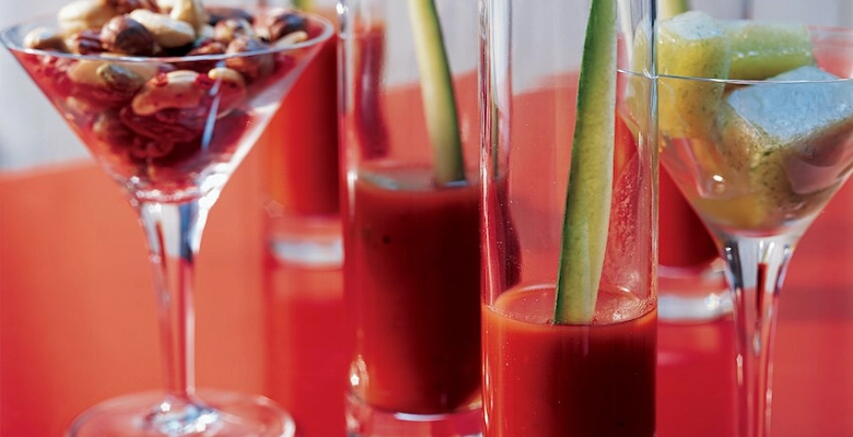 Bio-Bloody Mary mit Gurken-Eiswürfeln und Pfeffernüssen